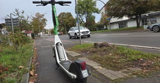 Abgestellter E-Scooter auf dem Gehweg in der Böblinger Straße.